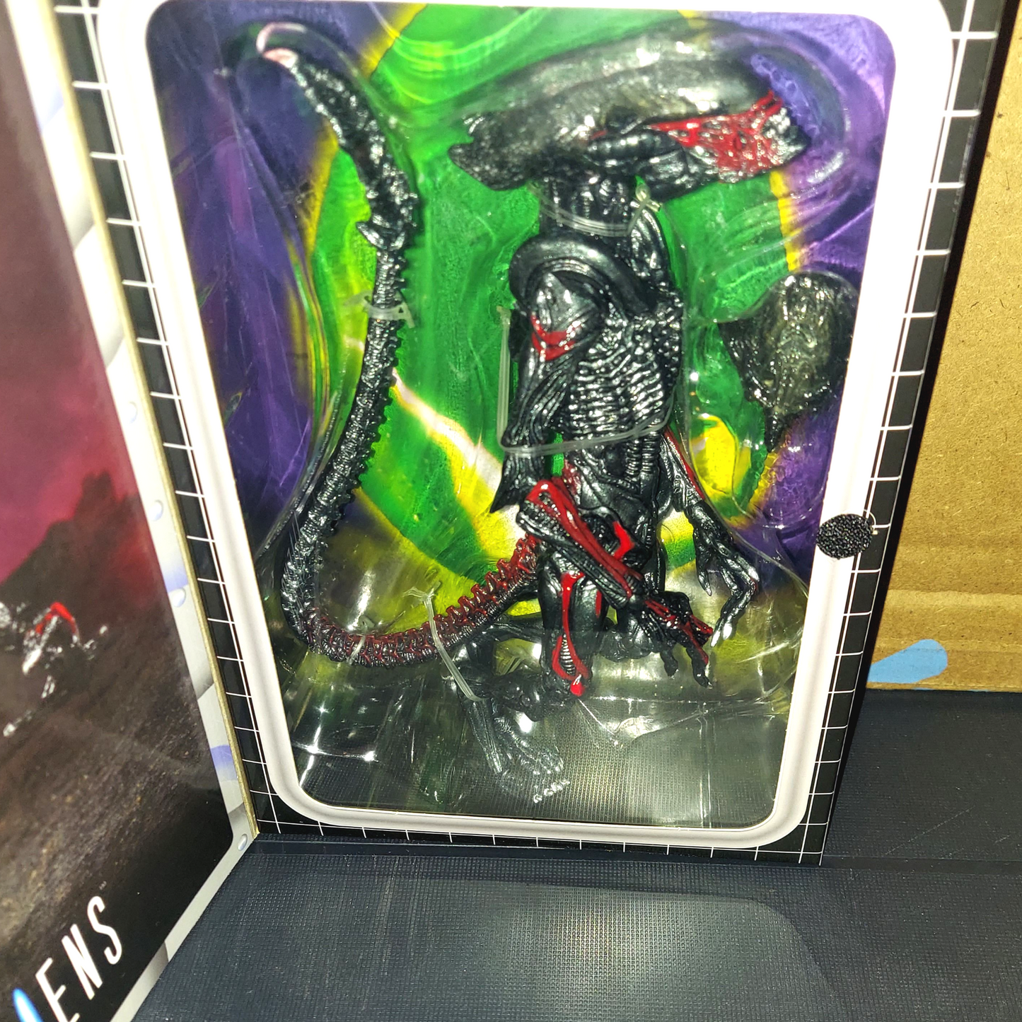 Neca Aliens Night Cougar Alien With Kamikaze Paraslide Action Figure